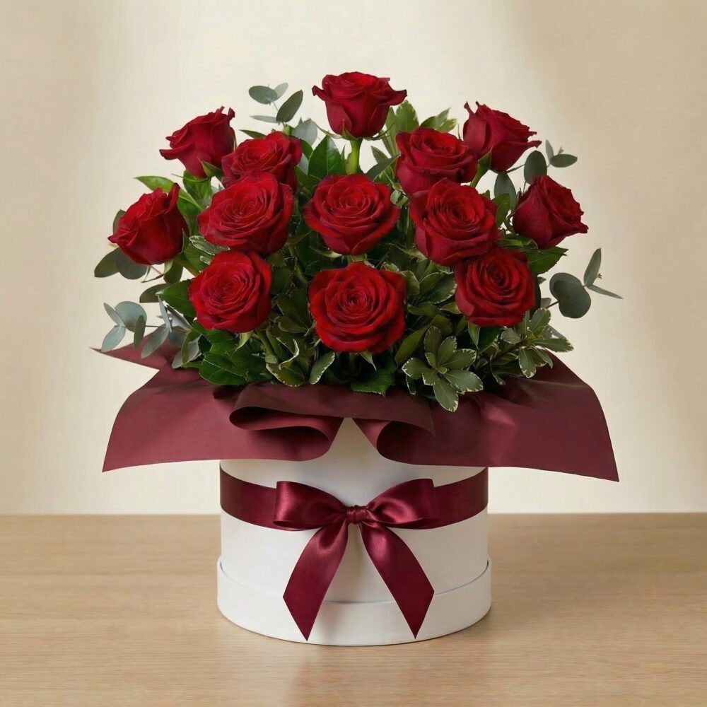Heartfelt Elegance – 12 Premium Roses in Luxury Hatbox
